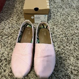 Women’s pink toms